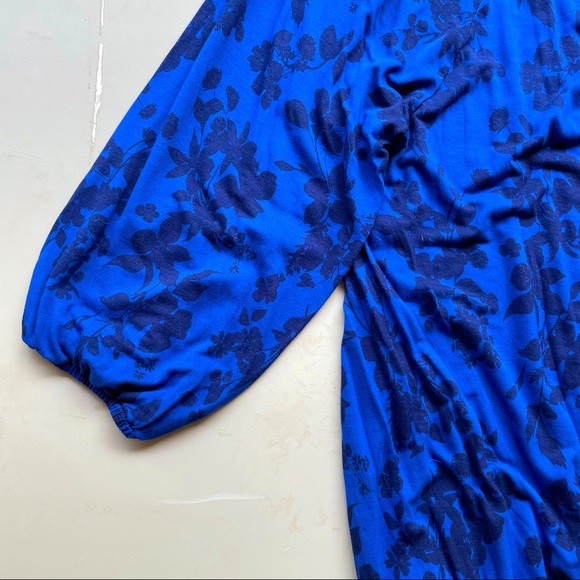Old Navy Blue and Black Floral Scoop Neck Top - Picture 8 of 9